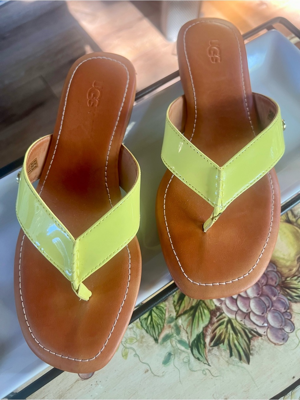 UGG Tuolumne Lime Yellow Patent Leather Thong Sandals - Picture 4 of 9